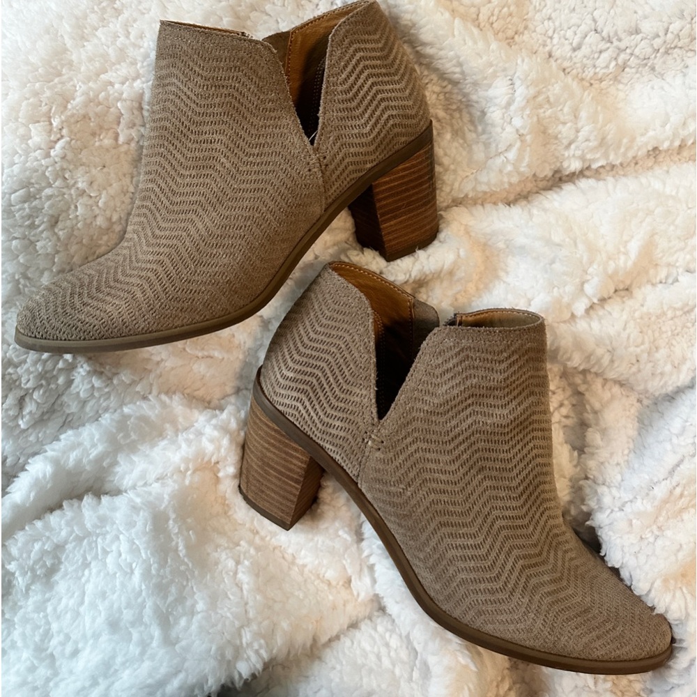 Woman’s Size 8 lucky brand tan suede zipper booties